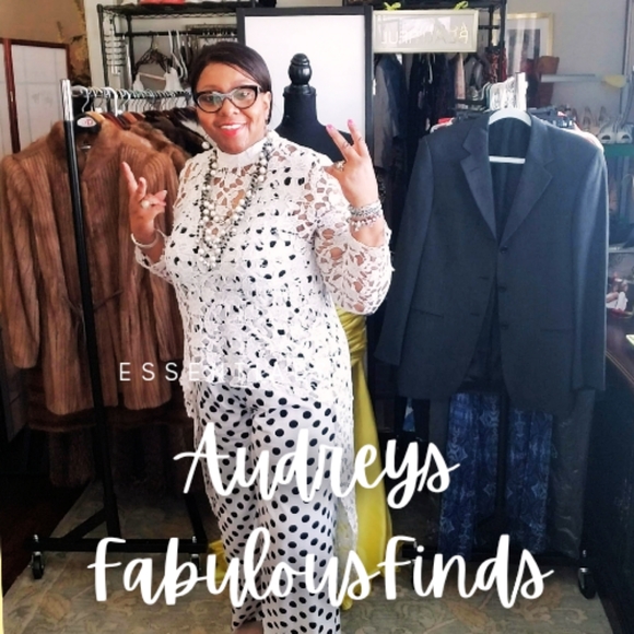 Please Like and Share This Listing for Automatic Notification of Live Shows - Picture 4 of 7